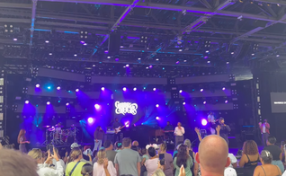 Pessoas adoram no American Gardens Theatre do Epcot. (Captura de tela: Facebook/Emily Fischetti)