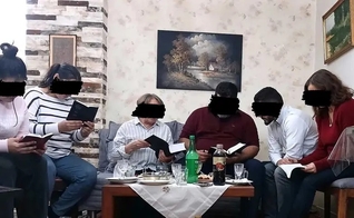 Muitos iranianos estão chegando a Jesus. (Foto: Bible Society).