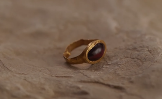 Esse é o segundo anel de ouro encontrado no sítio arqueológico da Cidade de Davi. (Captura de imagem/YouTube/All Israel News)