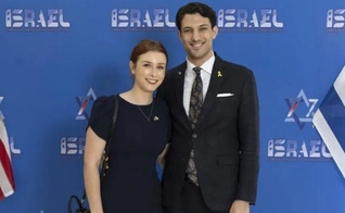 Os funcionários Yaron Lischinsky e Sarah Lynn Milgrim. (Foto: Embaixada de Israel nos EUA)