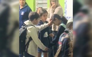 Lulu, de 10 anos, recebeu oração de dois colegas. (Foto: Reprodução/Instagram/Rosivaldo Silva Sena).