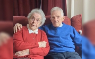 Michael, de 97 anos, e Joan, de 87 anos. (Foto: Reprodução/Instagram/Pilgrims' Friend Society).