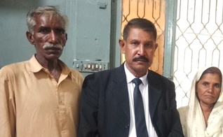 O advogado Hanif Hameed acompanhado pelos pais da adolescente. (Foto: Reprodução/Morning Star News)