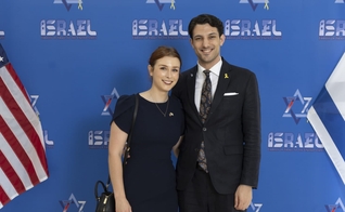 Yaron Lischinsky e Sarah Lynn Milgrim. (Foto: X/Embaixada de Israel nos EUA).