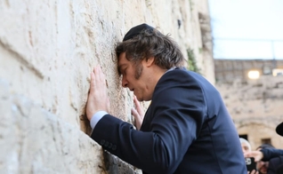 Javier Milei no Muro das Lamentações, em 2024. (Foto: Western Wall Heritage Foundation)