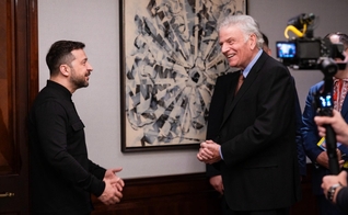 Franklin Graham com o presidente Zelensky. (Foto: Facebook/Franklin Graham).