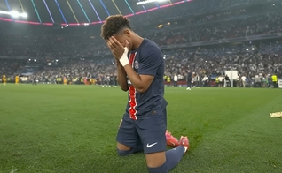 Désiré Doué e Senny Mayulu oraram de joelhos no campo. (Foto: Reprodução/YouTube/SBT Sports). 