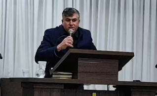 Pastor Sérgio Carvinho pregando antes de passar mal. (Foto: Reprodução/Redes sociais) 