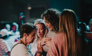 Aliança Evangélica afirma que o relatório contraria a ideia do declínio da igreja. (Foto: Unsplash/Elianna Gill)