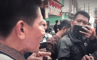 O pastor Herri Soesanto se opõe ao tratamento brusco durante o fechamento da igreja em Jombang. (Captura de tela/YouTube)