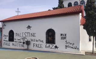 Uma igreja ortodoxa em Atenas foi vandalizada. (Foto: X/Dr. Maalouf).