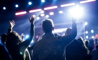 IBGE divulgou a radiografia religiosa do povo brasileiro com dados do Censo 2022. (Foto ilustrativa: Unsplash/Nathan Mullet)