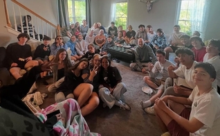 O que começou com poucos adolescentes se tornou em um grande grupo de estudo bíblico. (Foto: Reprodução/Instagram/Jessica Youngblood).