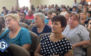 Membros de igreja evangélica na Ucrânia. (Foto: Slavic Gospel Association)