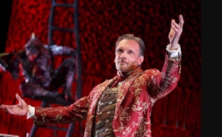 Uma cena da peça ‘Cartas de um Diabo a Seu Aprendiz’. (Foto: Fellowship for Performing Arts)