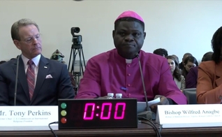O bispo Wilfred Anagbe no Congresso dos EUA. (Foto: Reprodução/Africa Subcommittee/Fox News).