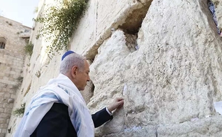 O primeiro-ministro israelense Netanyahu coloca pedido no Muro das Lamentações: "... Um leão se levanta". (Foto: Divulgação/Gabinete PM Israel)