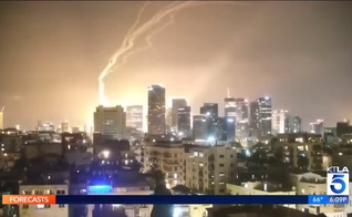 Israel é atacado pelo Irã, após atingir instalações nucleares iranianas. (Captura de tela/YouTube/KTLA 5)