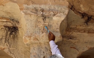 Imagens revelam túmulos cristãos adornados com cruzes. (Captura de tela/Fox News)