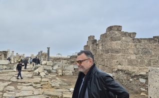 Cláudio Modesto nas ruínas de Éfeso, Turquia. (Foto: Arquivo pessoal)