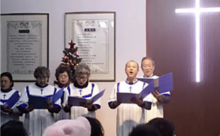 Coral durante apresentação de louvor em Igreja cristã na China. (Foto: Reprodução/ChinaAid)