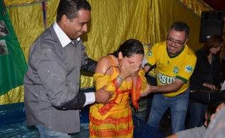 O batismo de uma cigana. (Foto ReproduçãoJunta de Missões Nacionais)