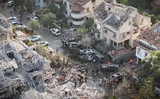 A localidade ficou destruída após a queda do míssil. (Foto: Reprodução/CBN News)