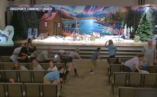 Membros da igreja correm enquanto um atirador abre fogo do lado de fora da CrossPointe Community Church. (Captura de tela/YouTube/NBC News)