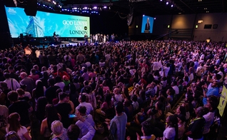 Milhares ouvem a pregação de Franklin Graham em Londres. (Foto: Associação Billy Graham).