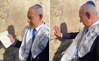O primeiro-ministro Benjamin Netanyahu em visita ao Kotel, também conhecido como Muro das Lamentações. (Captura de tela / redes sociais)