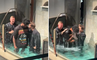 O atleta Traeshon Holden é batizado na igreja. (Captura de tela/X/Traeski11)