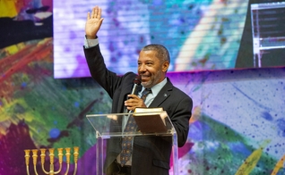 Miguel Nicolaevsky durante ministração na Igreja El Shaddai, em São Paulo. (Foto: Rodrigo Frutuoso e Arthur Simões/Igreja El Shaddai)