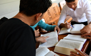 Cristãos estudando a Bíblia na China. (Foto: Ilustração/Portas Abertas)