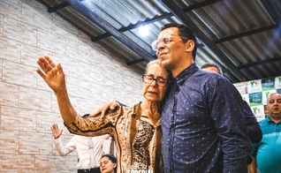 Dilson Gomes e sua mãe. (Foto: Dilson Gomes/Desafio Jovem).