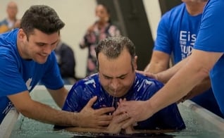 O batismo marcou o nascimento da primeira igreja da diáspora persa em SP. (Foto: Reprodução/Instagram/Junta de Missões Mundiais)