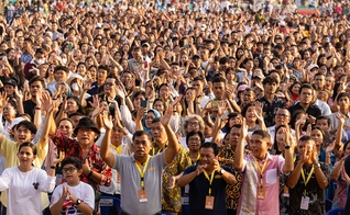 A multidão no evento evangelístico. (Foto: Reprodução/BGEA)