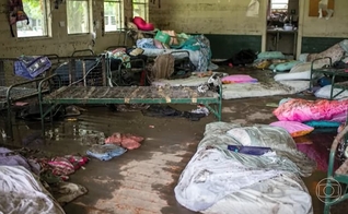 Alojamento das meninas no Camp Mystic ficou submerso até o teto após a enchente. (Captura de tela/YouTube/g1)