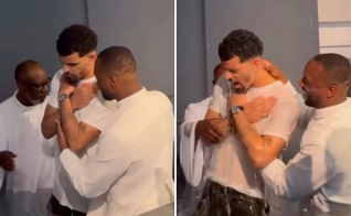 Dominic Solanke sendo batizado na igreja. (Captura de tela/Instagram/ballersingod)