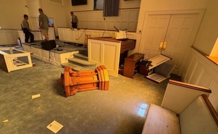 A igreja após o vandalismo. (Foto: Reprodução/Baptist Press)
