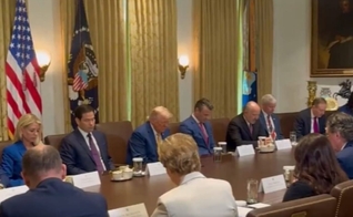 O presidente americano e sua equipe intercederam pela situação no Texas. (Foto: Reprodução/X/Karoline Leavitt).