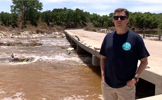 Michael Oakes e sua família sobreviveram a enchente que devastou o Texas. (Foto: Reprodução/KENS5).