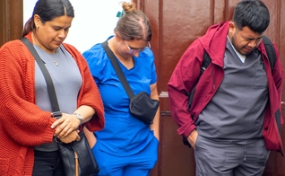 Membros da igreja e a equipe médica orando na clínica. (Foto: Reprodução/IMB)