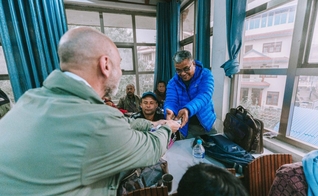 Missionários correm risco distribuindo Bíblias em áudio para a população. (Foto: Reprodução/Global Christian Relief)