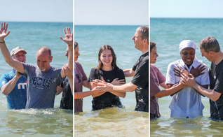 Batismo coletivo aconteceu na Praia de Bournemouth, na Inglaterra. (Foto: lansdownechurch)