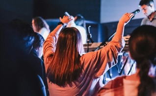 Jovens adorando Jesus. (Foto: Ilustração/Unsplash/Ethan Kowalski)
