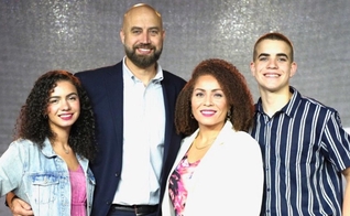 John Boore e a família. (Foto: Reprodução/AG News)