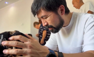 Rico orando pela comunidade. (Foto: Reprodução/CBN News)