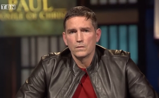 O ator Jim Caviezel em entrevista ao programa Praise, da rede cristã TBN. (Captura de tela/YouTube/Praise on TBN)