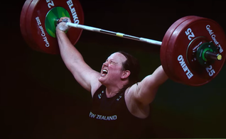 A neozelandesa Laurel Hubbard, atleta transgênero de levantamento de peso. (Captura de tela/YouTube/CBS Mornings)