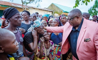 O governador do estado de Plateau, Caleb Manasseh Mutfwang, visitou a região atingida pelo ataque aos cristãos. (Foto: X/Plateau State Directorate of Press)